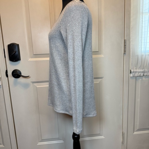 American Eagle Outfitters Light Gray Ribbed V-Neck Long Sleeve Top Sz S NWT SOFT - Picture 2 of 11